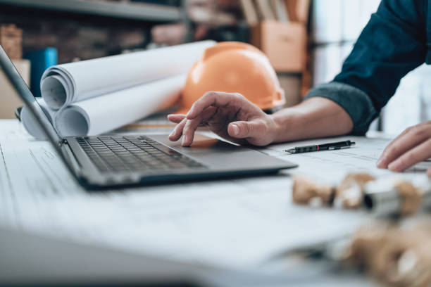 Lavoratore al pc per recupero crediti